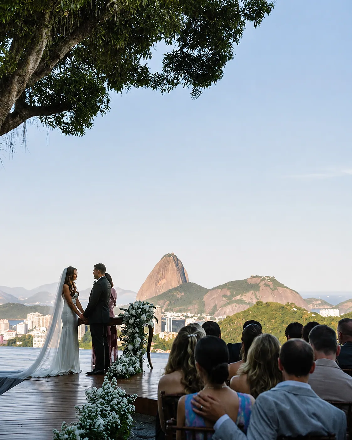 Cerimônia de casamento no Rio de Janeiro com Pão de Açúcar ao fundo